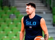 28娱乐-包含东契奇回归赛场，精彩发挥首场状态亮眼，SKT观众沸腾！的词条